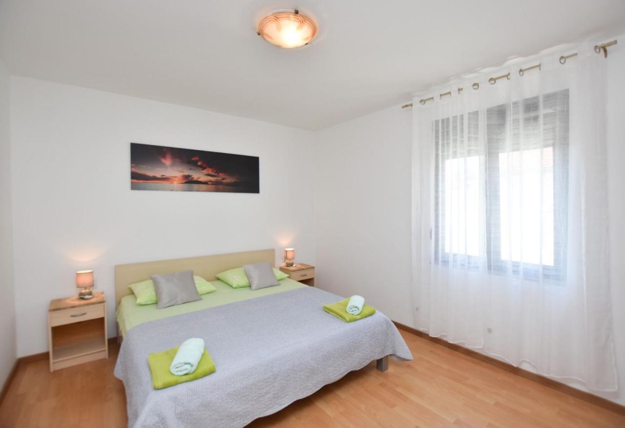Apartments Tonja Примоштен Экстерьер фото