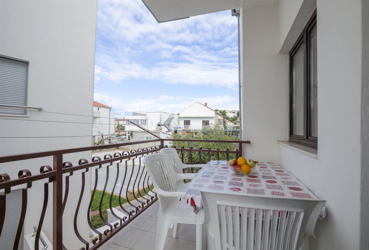 Apartments Tonja Примоштен Экстерьер фото